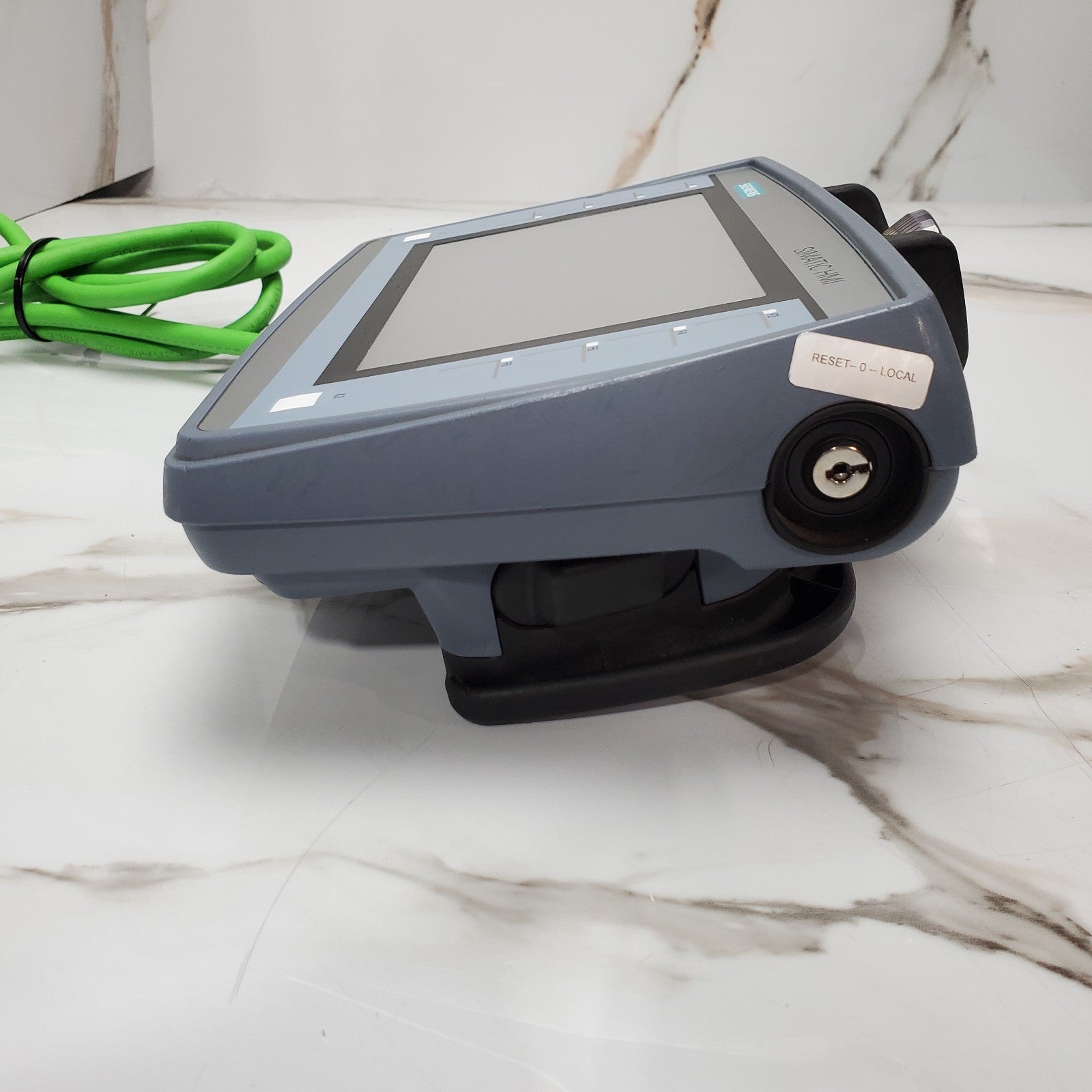 Siemens SIMATIC HMI KTP700F Mobile 6AV2125-2GB23-0AX0 + Connection Box 2AE137